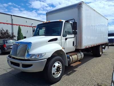 International 4300 22 ft Box Truck - 240HP, 6 Speed Automatic, Roll up Door, Liftgate