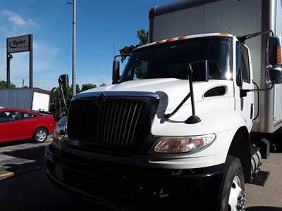 International 4300 26 ft Box Truck - 240HP, 6 Speed Automatic, Roll up Door, Liftgate