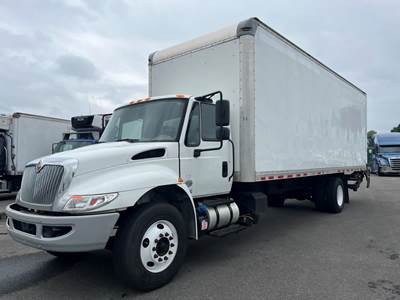 International 4300 26 ft Box Truck - 240HP, 6 Speed Automatic, Roll up Door, Liftgate