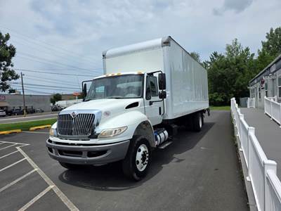 International 4300 26 ft Box Truck - 250HP, 6 Speed Automatic, Roll up Door, Liftgate