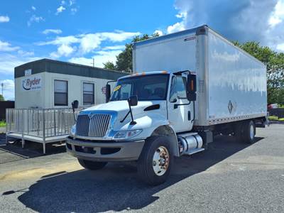 International 4300 26 ft Box Truck - 260HP, 7 Speed Automatic, Roll up Door, Liftgate