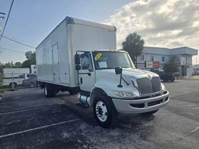 International 4300 26 ft Box Truck - 240HP, 6 Speed Automatic, Roll up Door, Liftgate