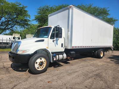 International 4300 26 ft Box Truck - 240HP, 6 Speed Automatic, Roll up Door, Liftgate