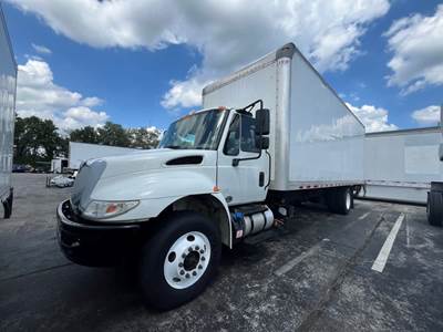 International 4300 26 ft Box Truck - 240HP, 6 Speed Automatic, Roll up Door, Liftgate