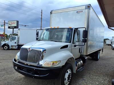 International 4300 26 ft Box Truck - 240HP, 6 Speed Automatic, Roll up Door, Liftgate