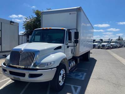 International 4300 26 ft Box Truck - 240HP, 6 Speed Manual, Roll up Door