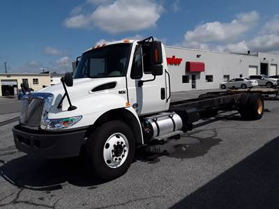International 4300 Box Truck - 260HP, 7 Speed Automatic, Liftgate
