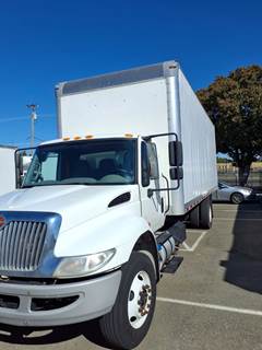 International 4300 26 ft Box Truck - 240HP, 6 Speed Automatic, Roll up Door, Liftgate