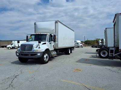 International 4300 26 ft Box Truck - 260HP, 7 Speed Automatic, Roll up Door