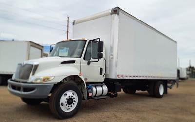 International 4300 26 ft Box Truck - 240HP, 6 Speed Automatic, Roll up Door, Liftgate