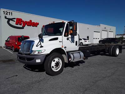 International 4300 Box Truck - 260HP, 7 Speed Automatic, Liftgate