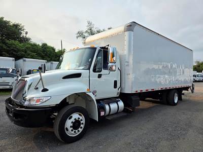 International 4300 SBA 22 ft Box Truck - 240HP, 6 Speed Automatic, Roll up Door, Liftgate