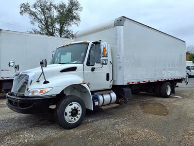 International 4300 SBA 22 ft Box Truck - 240HP, 6 Speed Automatic, Roll up Door, Liftgate