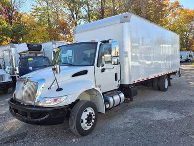 International 4300 SBA 22 ft Box Truck - 240HP, 6 Speed Automatic, Roll up Door, Liftgate