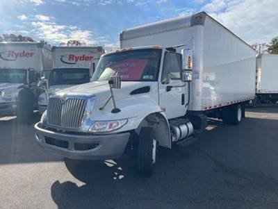 International 4300 SBA 22 ft Box Truck - 240HP, 6 Speed Automatic, Roll up Door, Liftgate