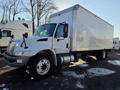 International 4300 SBA 24 ft Box Truck - 240HP, 6 Speed Automatic, Roll up Door, Liftgate