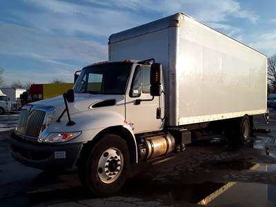 International 4300 SBA 24 ft Box Truck - 240HP, 6 Speed Automatic, Roll up Door, Liftgate