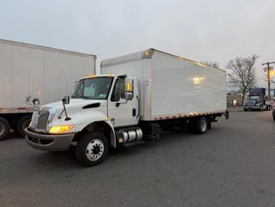 International 4300 SBA 22 ft Box Truck - 240HP, 6 Speed Automatic, Roll up Door, Liftgate