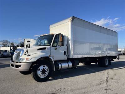 International 4300 SBA 24 ft Box Truck - 240HP, 6 Speed Automatic, Roll up Door, Liftgate