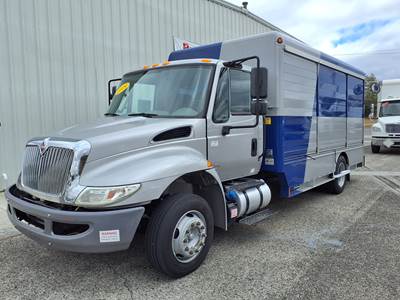 International 4300LP 15 ft Box Truck - 6 Speed Automatic
