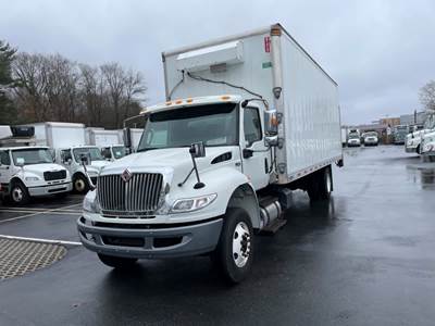 International MV607 26 ft Box Truck - 260HP, 6 Speed Automatic, Roll up Door, Liftgate