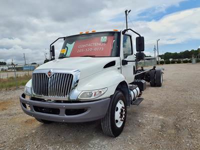 International MV607 26 ft Box Truck - 240HP, 6 Speed Automatic, Liftgate