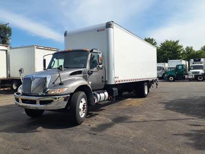 International MV607 26 ft Box Truck - 240HP, 6 Speed Automatic, Roll up Door, Liftgate