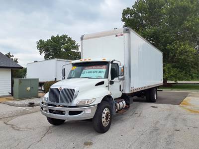 International MV607 28 ft Box Truck - 280HP, 6 Speed Automatic, Swing Door