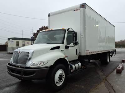 International MV607 26 ft Box Truck - 240HP, 6 Speed Automatic, Roll up Door, Liftgate