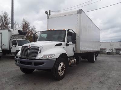 International MV607 26 ft Box Truck - 240HP, 6 Speed Automatic, Roll up Door, Liftgate
