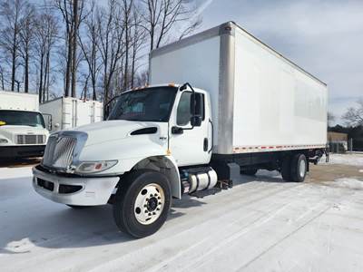 International MV607 26 ft Box Truck - 240HP, 6 Speed Automatic, Roll up Door, Liftgate