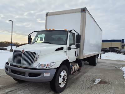 International MV607 26 ft Box Truck - 250HP, 6 Speed Automatic, Roll up Door, Liftgate