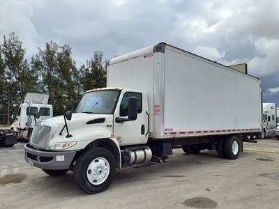 International MV607 26 ft Box Truck - 260HP, 6 Speed Automatic, Roll up Door, Liftgate