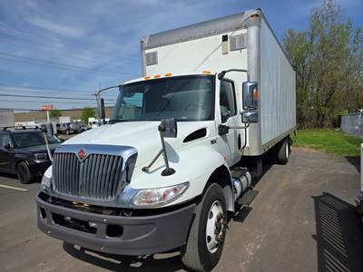 International MV607 26 ft Box Truck - 240HP, 6 Speed Automatic, Roll up Door, Liftgate