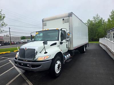 International MV607 26 ft Box Truck - 240HP, 6 Speed Automatic, Roll up Door, Liftgate