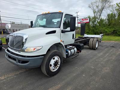 International MV607 Box Truck - 240HP, 6 Speed Automatic, Liftgate