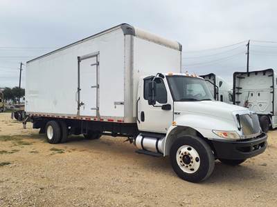 International MV607 26 ft Box Truck - 240HP, 6 Speed Automatic, Roll up Door, Liftgate