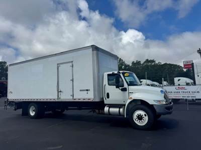 International MV607 26 ft Box Truck - 280HP, 6 Speed Automatic, Roll up Door, Liftgate