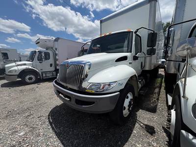 International MV607 26 ft Box Truck - 240HP, 6 Speed Automatic, Roll up Door, Liftgate