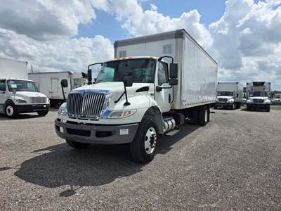 International MV607 24 ft Box Truck - 270HP, 6 Speed Automatic, Tri-Fold Door, Liftgate