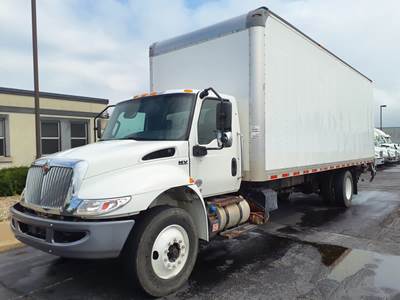 International MV607 26 ft Box Truck - 240HP, 6 Speed Automatic, Roll up Door, Liftgate