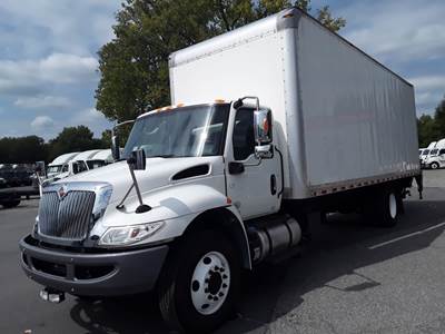 International MV607 26 ft Box Truck - 240HP, 6 Speed Automatic, Roll up Door, Liftgate