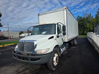 International MV607 26 ft Box Truck - 240HP, 6 Speed Automatic, Roll up Door, Liftgate