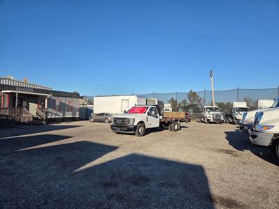 Ford F-350 20 ft Flatbed Truck - 330HP, 6 Speed Automatic, Liftgate