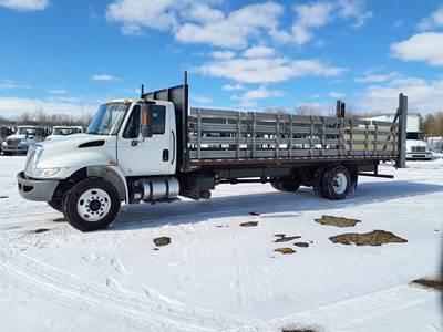 International 4300 26 ft Flatbed Truck - 250HP, 7 Speed Automatic, Liftgate