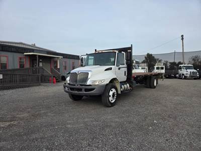 International 4300 26 ft Flatbed Truck - 240HP, 6 Speed Automatic, Liftgate