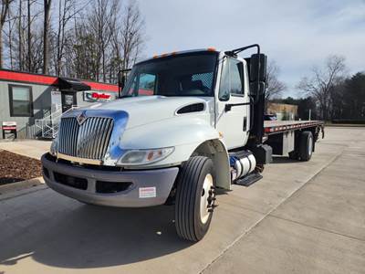 International 4300 26 ft Flatbed Truck - 240HP, 6 Speed Automatic, Liftgate