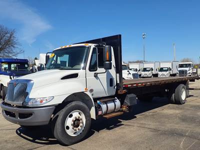 International 4300 26 ft Flatbed Truck - 240HP, 6 Speed Automatic