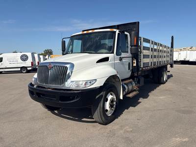 International 4300 26 ft Flatbed Truck - 250HP, 7 Speed Automatic, Liftgate