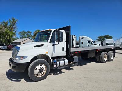 International 4400 Tandem Axle 28 ft Flatbed Truck - 270HP, 6 Speed Automatic